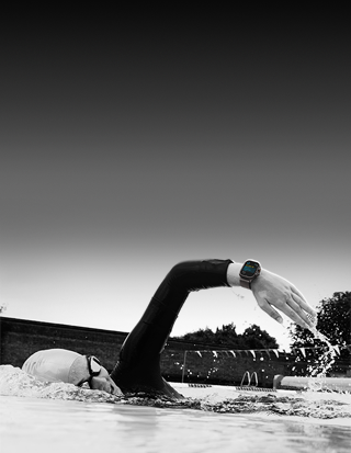 Swimmer tracks workout on Apple Watch Ultra 3